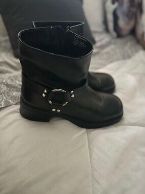 Steve Madden Black Leather Ankle Boots with Silver Ring Accent